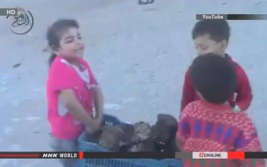 Trẻ em Syria trong thị trấn bị quân chính phủ vây hãm từ tháng Giêng 2013 phải làm việc cật lực như người lớn để cầm cự qua ngày.