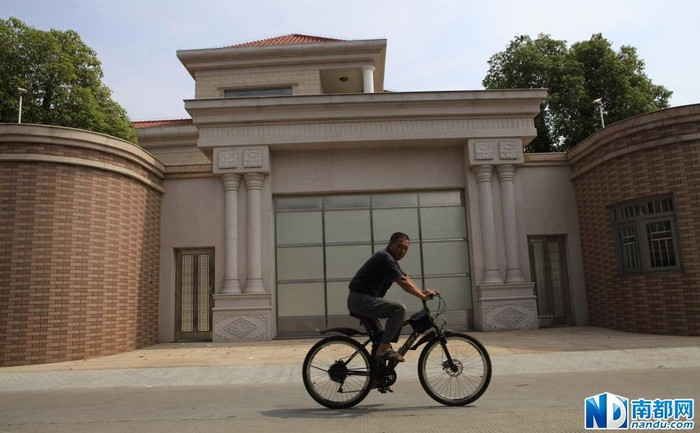 Thâm nghiêm kín cổng cao tường, thoạt nhìn tòa biệt thự của tham quan triệu đô giống như một viện bảo tàng. Thâm nghiêm kín cổng cao tường, thoạt nhìn tòa biệt thự của tham quan triệu đô giống như một viện bảo tàng.