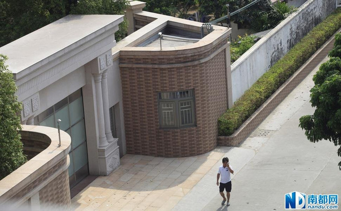 Cổng tòa biệt thự nguy nga của tham quan triệu đô nhìn từ trên cao. Cổng tòa biệt thự nguy nga của tham quan triệu đô nhìn từ trên cao.