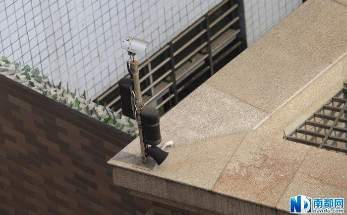 Camera theo dõi giăng khắp nơi trên bức tường cao 5 mét và gắn mảnh sành. Camera theo dõi giăng khắp nơi trên bức tường cao 5 mét và gắn mảnh sành.