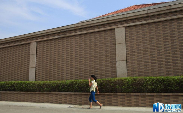 Tường cao 5 mét khiến người dân chỉ biết ngoái cổ nhìn mà không thể thấy những gì bên trong. Tường cao 5 mét khiến người dân chỉ biết ngoái cổ nhìn mà không thể thấy những gì bên trong.