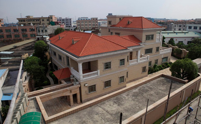 Tòa biệt thự rộng 2000 mét vuông, tường bao cao 5 mét nhìn từ trên cao. Tòa biệt thự rộng 2000 mét vuông, tường bao cao 5 mét nhìn từ trên cao.