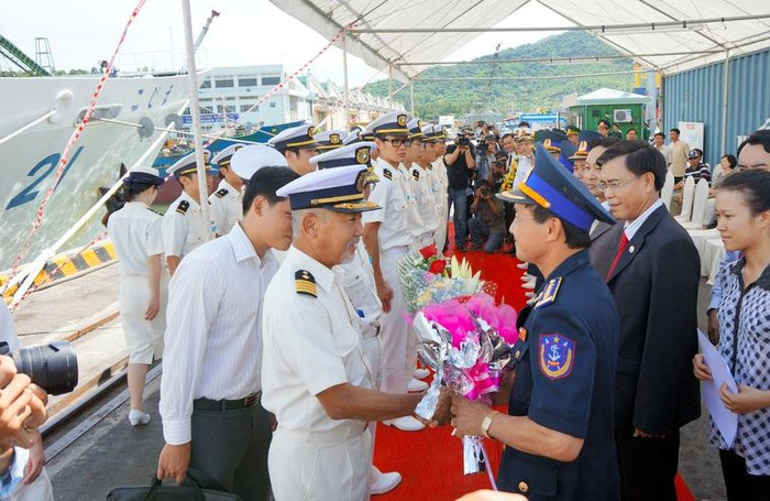 Lãnh đạo Cảnh sát biển Việt Nam đón đoàn Cảnh sát biển Nhật Bản thăm cảng Đà Nẵng ngày 30/7 vừa qua. Lãnh đạo Cảnh sát biển Việt Nam đón đoàn Cảnh sát biển Nhật Bản thăm cảng Đà Nẵng ngày 30/7 vừa qua.