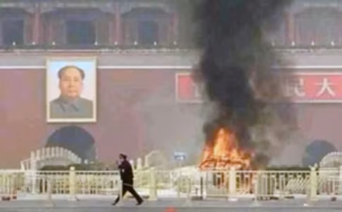 Hiện trường vụ nổ xe jeep tại Thiên An Môn. Hiện trường vụ nổ xe jeep tại Thiên An Môn.