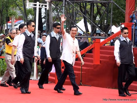 Mã Anh Cửu tham gia các hoạt động công cộng bị dân ném giày phản đối.