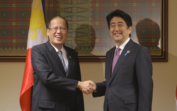 Tổng thống Philippines Aquino và Thủ tướng Nhật Bản Shinzo Abe. Tổng thống Philippines Aquino và Thủ tướng Nhật Bản Shinzo Abe.