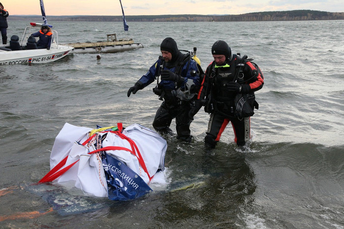 Thiên thạch được trục vớt từ lòng hồ sâu 13 mét. Thiên thạch được trục vớt từ lòng hồ sâu 13 mét.
