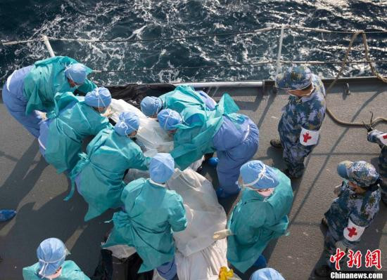 Lực lượng cứu hộ Trung Quốc vớt xác ngư dân đánh bắt trái phép tại Hoàng Sa bị bão số 10 đánh chìm tàu. Lực lượng cứu hộ Trung Quốc vớt xác ngư dân đánh bắt trái phép tại Hoàng Sa bị bão số 10 đánh chìm tàu.