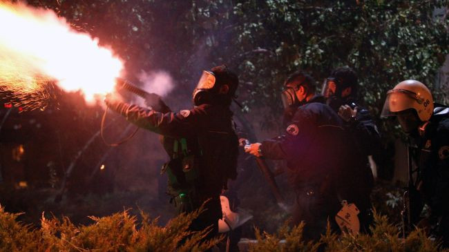 Cảnh sát Thổ Nhĩ Kỳ giải tán sinh viên biểu tình.