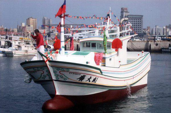 Tàu cá Đài Loan bị lực lượng Cảnh sát biển Đài Loan nổ súng hôm 9/5 khiến một ngư dân thiệt mạng khi cố tình vượt đường ranh giới tạm thời trên biển sang phía Philippines đánh bắt. Tàu cá Đài Loan bị lực lượng Cảnh sát biển Đài Loan nổ súng hôm 9/5 khiến một ngư dân thiệt mạng khi cố tình vượt đường ranh giới tạm thời trên biển sang phía Philippines đánh bắt.