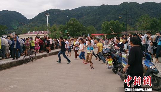 Dân Trung Quốc đua nhau ra bắt cá sau khi hồ xả lũ.