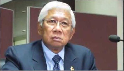 Bộ trưởng Quốc phòng Philippines Voltaire Gazmin là người công bố thông tin Trung Quốc bỏ móng công sự ngoài Scarborough, Tổng thống Aquino mới đây đã gián tiếp bác bỏ thông tin này.