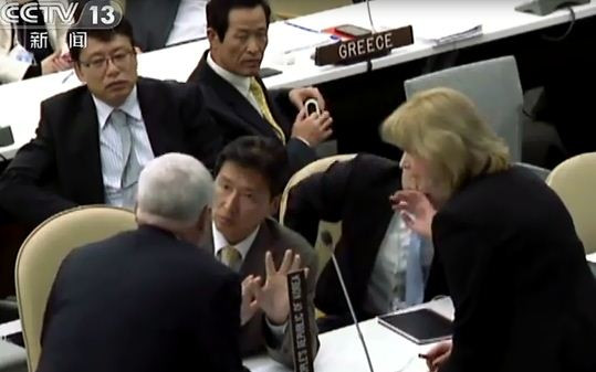 Nhân viên Liên Hợp Quốc thương lượng với đại biểu Bắc Triều Tiên. Nhân viên Liên Hợp Quốc thương lượng với đại biểu Bắc Triều Tiên.