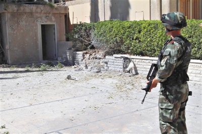 Quả đạn pháo rơi vào bức tường rào trong khuôn viên đại sứ quán Trung Quốc tại Damascus. Quả đạn pháo rơi vào bức tường rào trong khuôn viên đại sứ quán Trung Quốc tại Damascus.