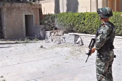 Quả đạn pháo rơi vào bức tường rào trong khuôn viên đại sứ quán Trung Quốc tại Damascus.