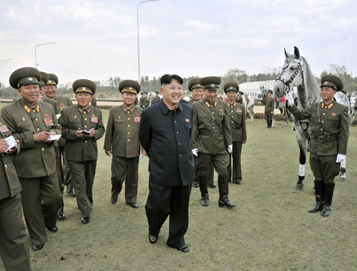 Nhà lãnh đạo Bắc Triều Tiên Kim Jong-un thị sát trường đua ngựa với kiểu tóc mới. Nhà lãnh đạo Bắc Triều Tiên Kim Jong-un thị sát trường đua ngựa với kiểu tóc mới.