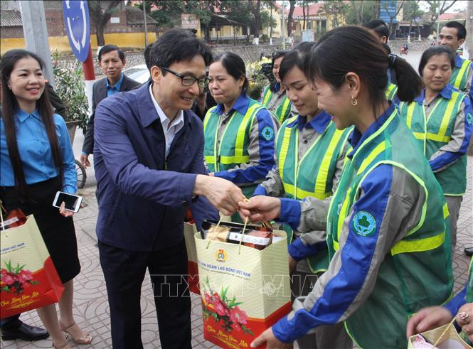 Phó Thủ tướng Vũ Đức Đam tặng quà cho người lao động. Ảnh: TTXVN Phó Thủ tướng Vũ Đức Đam tặng quà cho người lao động. Ảnh: TTXVN