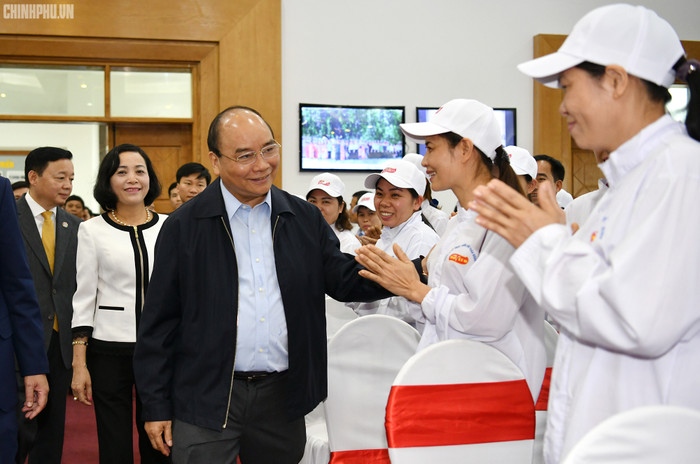 Thủ tướng thăm hỏi công nhân, người lao động tại doanh nghiệp. Ảnh: VGP Thủ tướng thăm hỏi công nhân, người lao động tại doanh nghiệp. Ảnh: VGP