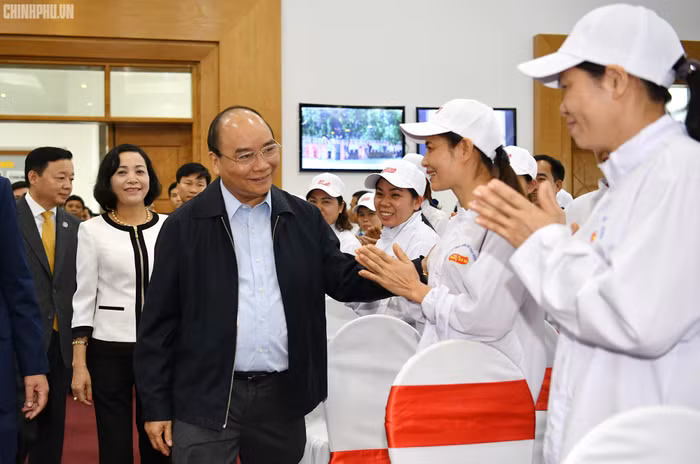 Thủ tướng thăm hỏi công nhân, người lao động tại doanh nghiệp. Ảnh: VGP
