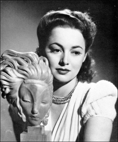 Olivia De Havilland được vinh danh với vai diễn trong "To Each His Own" và "The Heiress" Olivia De Havilland được vinh danh với vai diễn trong "To Each His Own" và "The Heiress"