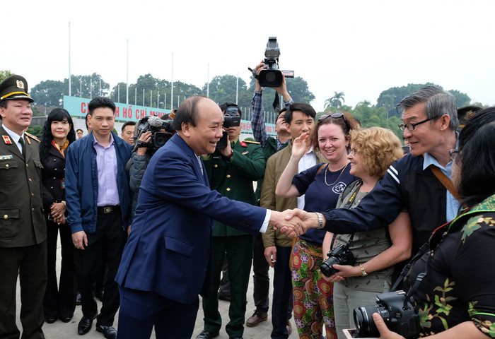Thủ tướng Nguyễn Xuân Phúc thăm hỏi du khách nước ngoài tại Lăng Chủ tịch Hồ Chí Minh (Ảnh: VPCP) Thủ tướng Nguyễn Xuân Phúc thăm hỏi du khách nước ngoài tại Lăng Chủ tịch Hồ Chí Minh (Ảnh: VPCP)