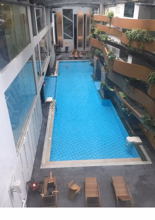 Bể bơi trong chung cư Thái Hà, phần diện tích bị xây trái phép vẫn tồn tại sau kết luận Thanh tra (Ảnh: cư dân tòa nhà cung cấp)