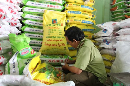 Xử lý nghiêm tổ chức, cá nhân sản xuất, kinh doanh phân bón giả (Ảnh: Hà Nội mới) Xử lý nghiêm tổ chức, cá nhân sản xuất, kinh doanh phân bón giả (Ảnh: Hà Nội mới)
