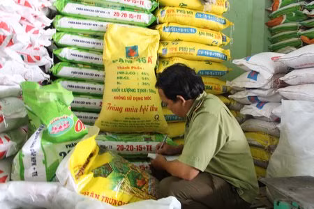 Xử lý nghiêm tổ chức, cá nhân sản xuất, kinh doanh phân bón giả (Ảnh: Hà Nội mới)