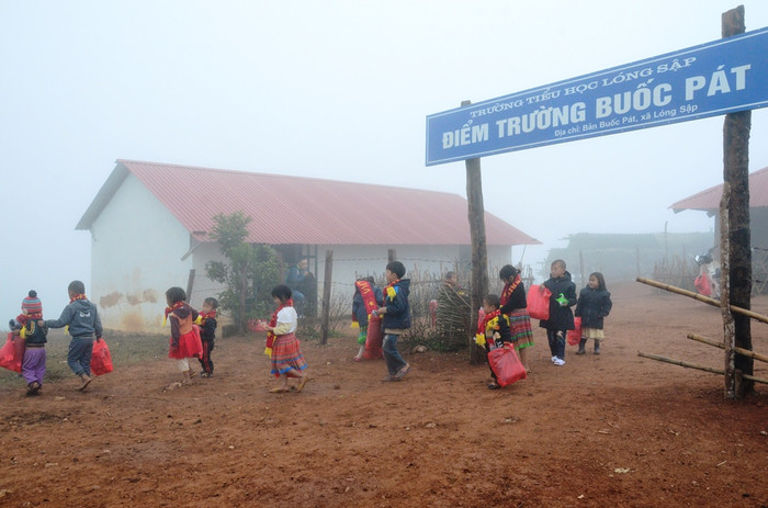 Nhiều đứa trẻ ở Buốc Pát (Lóng Luông, Mộc Châu, Sơn La) chẳng nhớ nổi mặt cha (Ảnh: Lại Cường) Nhiều đứa trẻ ở Buốc Pát (Lóng Luông, Mộc Châu, Sơn La) chẳng nhớ nổi mặt cha (Ảnh: Lại Cường)