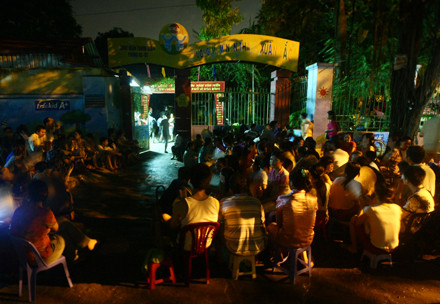 Phụ huynh ngồi cả đêm trước cổng trường đăng ký cho con đi học Phụ huynh ngồi cả đêm trước cổng trường đăng ký cho con đi học