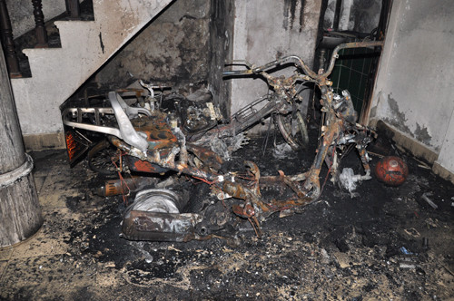 Hai chiếc xe máy cháy trơ khung. Ảnh: Nguyễn Tuấn. Hai chiếc xe máy cháy trơ khung. Ảnh: Nguyễn Tuấn.