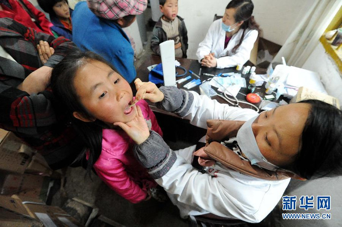 Bác sĩ tiến hành kiểm tra sức khỏe cho các học sinh có dấu hiệu bị ngộ độc thực phẩm. Bác sĩ tiến hành kiểm tra sức khỏe cho các học sinh có dấu hiệu bị ngộ độc thực phẩm.