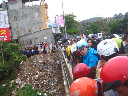 Hàng trăm người dân đeo bám kín 2 bên thành cầu Trắng để theo dõi vụ việc Hàng trăm người dân đeo bám kín 2 bên thành cầu Trắng để theo dõi vụ việc