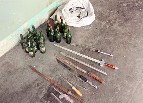 Bom xăng và hung khí mà các đối tượng chuẩn bị cho cuộc giao chiến