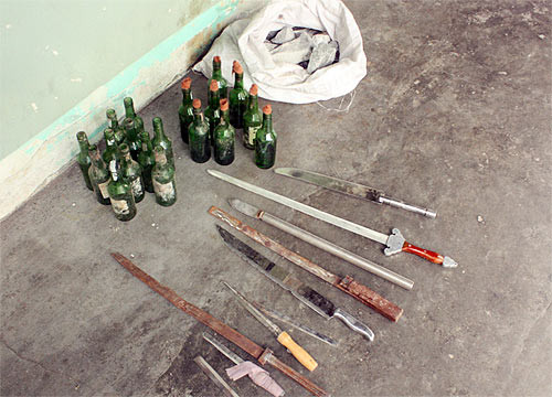 Bom xăng và hung khí mà các đối tượng chuẩn bị cho cuộc giao chiến Bom xăng và hung khí mà các đối tượng chuẩn bị cho cuộc giao chiến