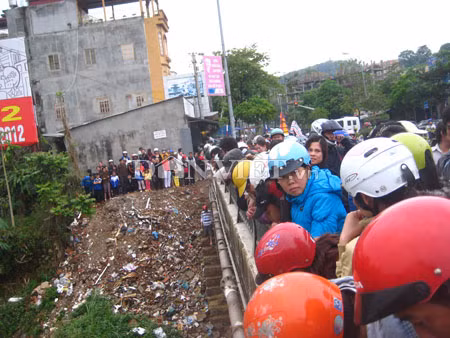 Hàng trăm người dân đeo bám kín 2 bên thành cầu Trắng để theo dõi vụ việc