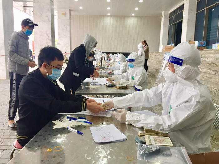 Nộp kinh phí xét nghiệm và điền thông tin cá nhân. Ảnh: Đình Hùng Nộp kinh phí xét nghiệm và điền thông tin cá nhân. Ảnh: Đình Hùng