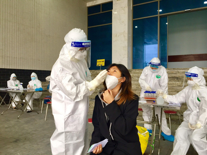 Em Phạm Hà Phương, sinh viên Đại học Hà Nội cho biết: “Ngày 8/3 em phải lên trường học, việc xét nghiệm này khiến em cảm thấy rất an tâm”. Ảnh: Đình Hùng Em Phạm Hà Phương, sinh viên Đại học Hà Nội cho biết: “Ngày 8/3 em phải lên trường học, việc xét nghiệm này khiến em cảm thấy rất an tâm”. Ảnh: Đình Hùng