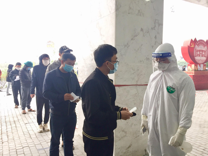 Xuất trình giấy tờ cá nhân trước khi vào xét nghiệm. Ảnh: Đình Hùng Xuất trình giấy tờ cá nhân trước khi vào xét nghiệm. Ảnh: Đình Hùng