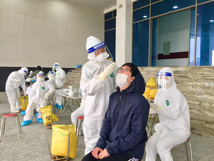 Đến cuối giờ chiều 3/3 có khoảng gần 1000 học sinh và sinh viên đến lấy mẫu. Kết quả sẽ được nhận trong vòng 24 giờ, trừ trường hợp đặc biệt. Ảnh: Đình Hùng Đến cuối giờ chiều 3/3 có khoảng gần 1000 học sinh và sinh viên đến lấy mẫu. Kết quả sẽ được nhận trong vòng 24 giờ, trừ trường hợp đặc biệt. Ảnh: Đình Hùng