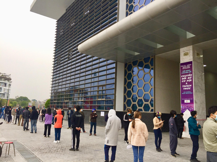 Người đến lấy mẫu phải xếp hàng và đảm bảo khoảng cách phòng chống dịch. Ảnh: Đình Hùng Người đến lấy mẫu phải xếp hàng và đảm bảo khoảng cách phòng chống dịch. Ảnh: Đình Hùng