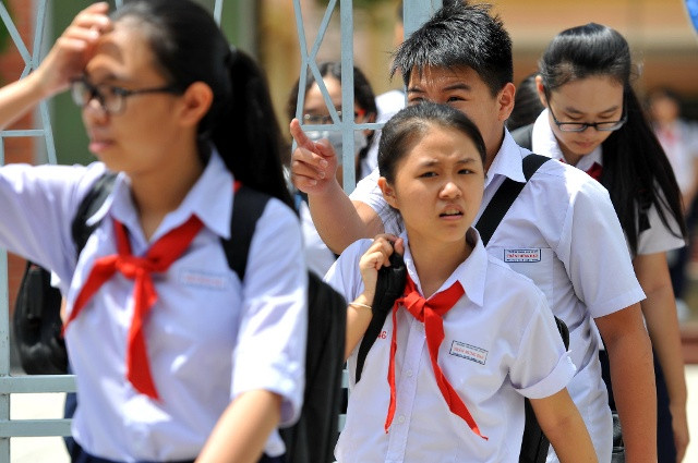 Thí sinh rời hội đồng thi Trường THPT Ngô Quyền sau buổi thi môn Ngữ văn sáng 07/6. (Ảnh: Báo Đồng Nai) Thí sinh rời hội đồng thi Trường THPT Ngô Quyền sau buổi thi môn Ngữ văn sáng 07/6. (Ảnh: Báo Đồng Nai)