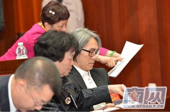 Nhiều lời đàm tiếu, công kích Châu Tinh Trì khi "đại biểu" này đi họp muộn Nhiều lời đàm tiếu, công kích Châu Tinh Trì khi "đại biểu" này đi họp muộn