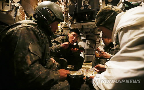 Lính Hàn Quốc tranh thủ ăn trưa ngay bên trong cỗ pháo tự hành K-9 Lính Hàn Quốc tranh thủ ăn trưa ngay bên trong cỗ pháo tự hành K-9