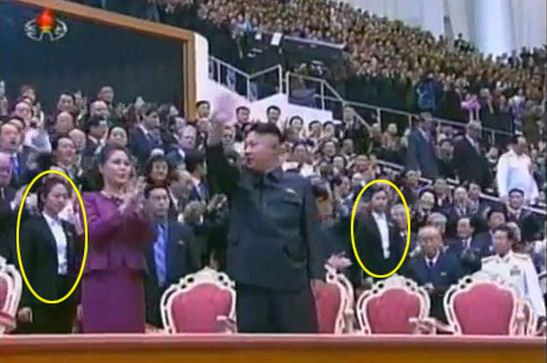 Chỉ có 2 nữ nhân viên an ninh bảo vệ vợ chồng ông Kim Jong-un được phép...không cài cúc áo, đề phòng bất trắc có thể phản ứng nhanh. Tất cả phụ nữ Triều Tiên khi tham dự các sự kiện có sự hiện diện của lãnh đạo cấp cao đều phải cài cúc áo, giới phân tích Hàn Quốc nhận định Chỉ có 2 nữ nhân viên an ninh bảo vệ vợ chồng ông Kim Jong-un được phép...không cài cúc áo, đề phòng bất trắc có thể phản ứng nhanh. Tất cả phụ nữ Triều Tiên khi tham dự các sự kiện có sự hiện diện của lãnh đạo cấp cao đều phải cài cúc áo, giới phân tích Hàn Quốc nhận định