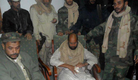 Seif al-Islam (giữa) Seif al-Islam (giữa)