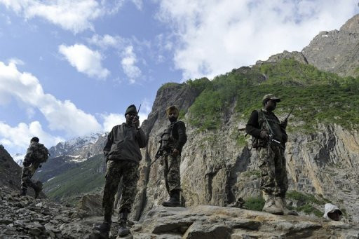 Quân lính Ấn Độ tuần tra dọc biên giới với Pakistan Quân lính Ấn Độ tuần tra dọc biên giới với Pakistan