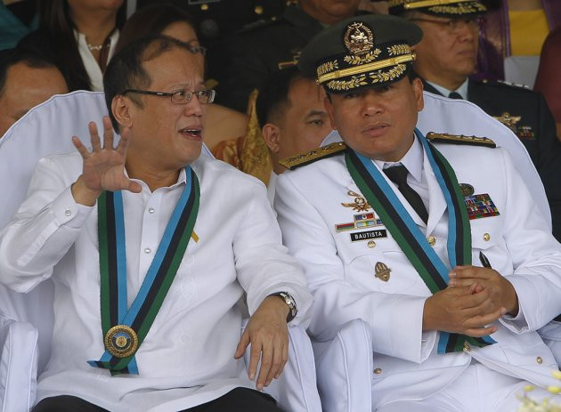Tổng thống Philippines Aquino (trái) trong lễ bổ nhiệm tân Tổng tham mưu trưởng Tổng thống Philippines Aquino (trái) trong lễ bổ nhiệm tân Tổng tham mưu trưởng