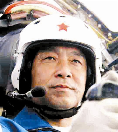 Bạch Hải Bình, Sư trưởng Sư đoàn không quân trực thuộc hạm đội Nam Hải, Trung Quốc trực tiếp chỉ huy cuộc tập trận trong đêm 13/12 Bạch Hải Bình, Sư trưởng Sư đoàn không quân trực thuộc hạm đội Nam Hải, Trung Quốc trực tiếp chỉ huy cuộc tập trận trong đêm 13/12