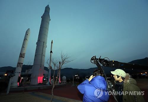 Tên lửa đẩy KSLV-1 mang theo vệ tinh Naro-1 Tên lửa đẩy KSLV-1 mang theo vệ tinh Naro-1